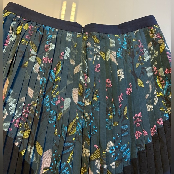 Banana Republic Blue Black knee length A-Line Pleated floral lace Skirt size XS - Picture 7 of 9